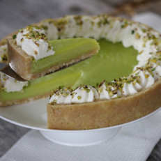 A delicious cracker crust filled with a tangy glazed lime curd, topped with a halo of smooth clotted cream mousse and finished with pistachio pieces. A sweet and sour tart for the lovers of lime.