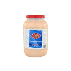 Thousand Island dressing is made with fresh homemade mayonnaise, ketchup and sweet pickle relish. It is a creamy sauce that leaves a sweet aftertaste, ideal for salad, potatoes or as a side dip.
